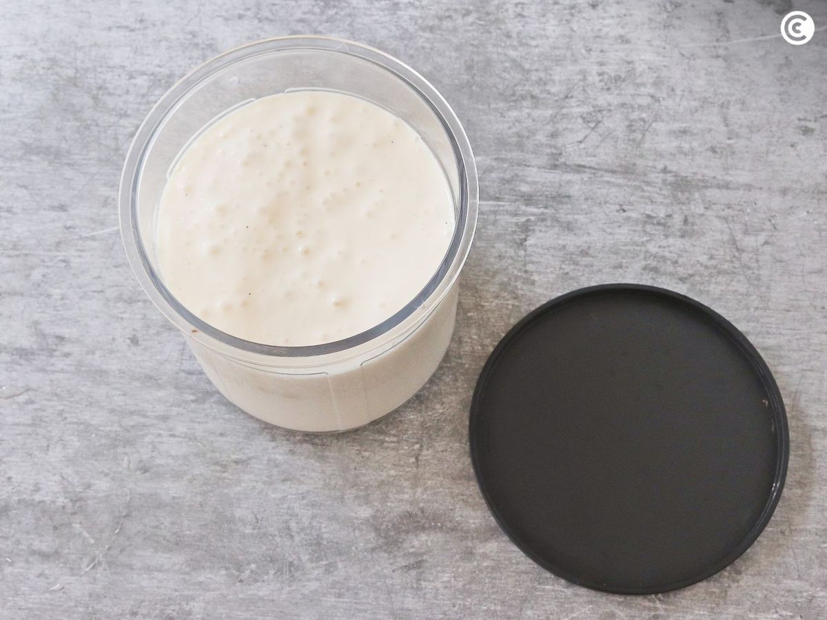 Guarda el helado de yogur en un repiente para congelarlo