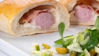 Aprende a preparar este pan relleno de salchichas bacon y queso, paso a paso en Cocina Abierta