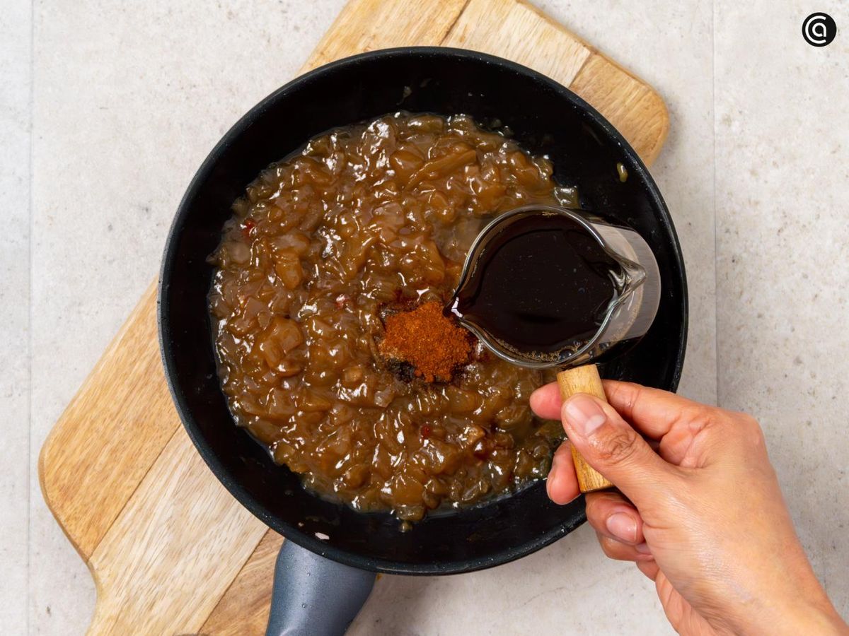 Incorpora el café a la cebolla caramelizada