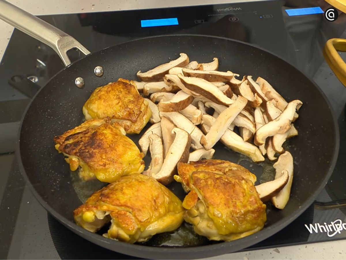 Saltea el pollo y las setas shiitake