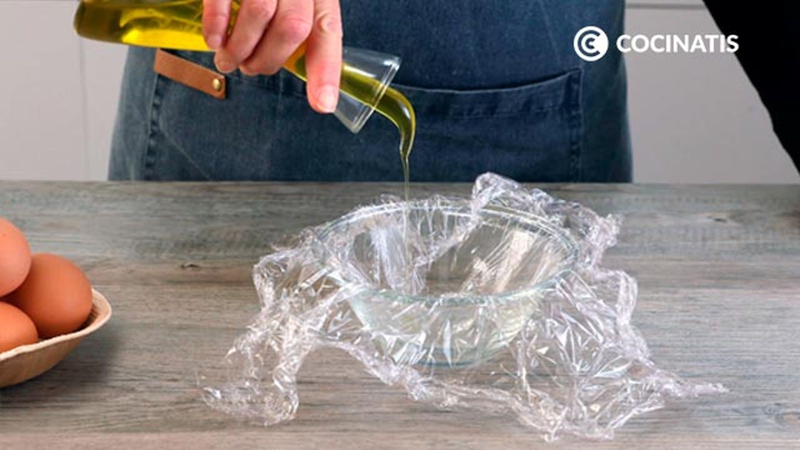 Añade aceite a un bol forrado con papel film Receta de huevos escalfados o poché paso 1