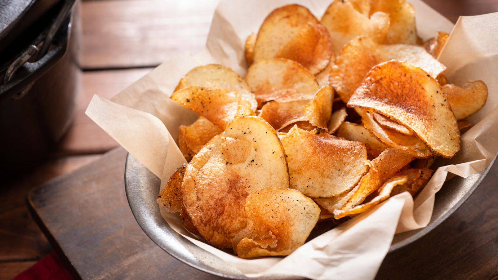 Doradas, finas y crujientes: así son las patatas chips caseras perfectas.