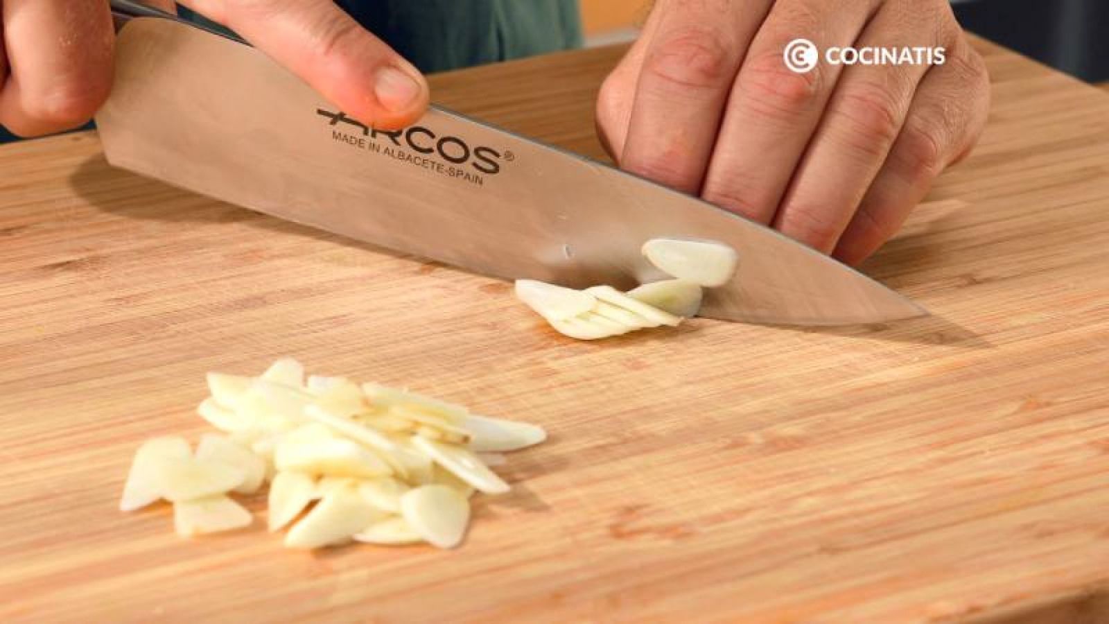 Corta y pica finamente los ajos Corta y pica finamente los ajos