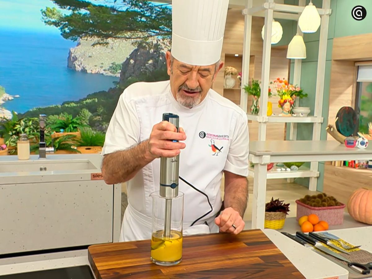 Mezcla los ingredientes para hacer la mayonesa con salsa inglesa