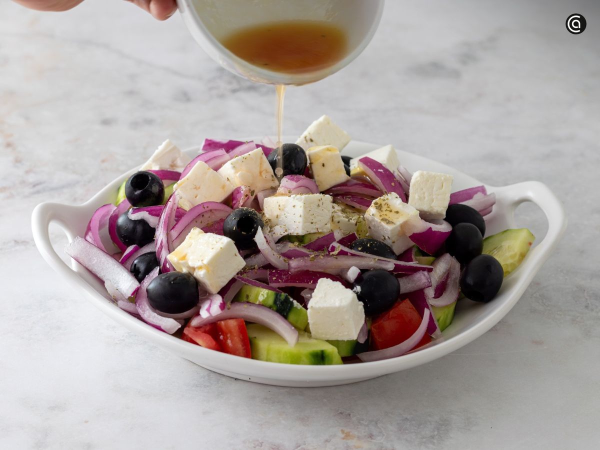 Añade la vinagreta y el orégano a la ensalada