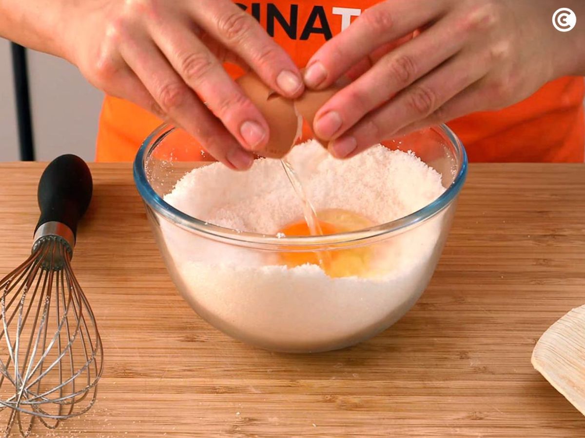 Preparar la cobertura de coco de la tarta de coco y dulce de leche