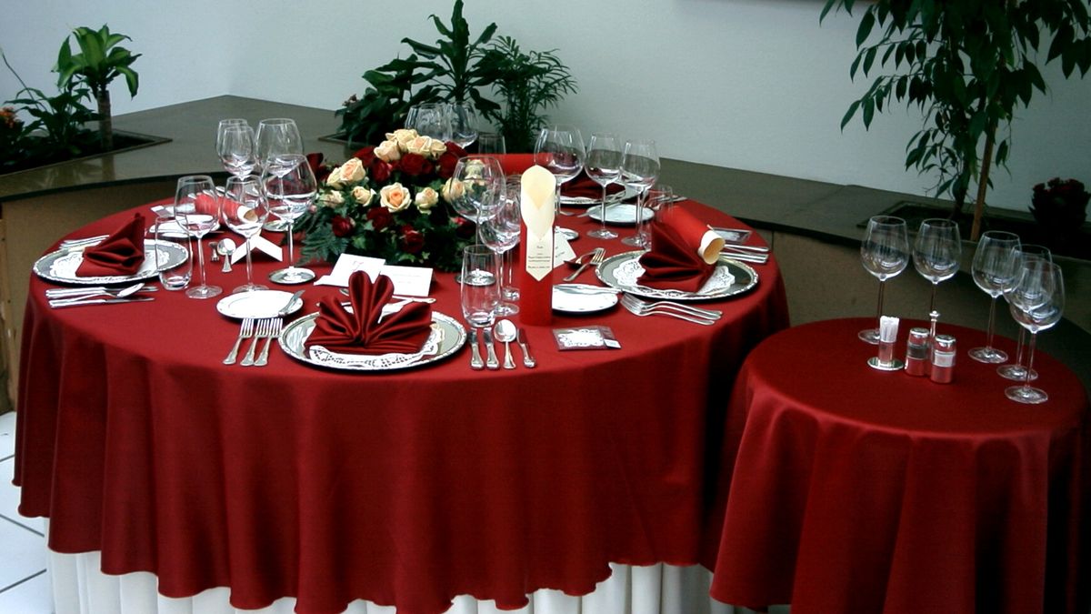 El mantel debe colgar al menos 30 centímetros por cada lado