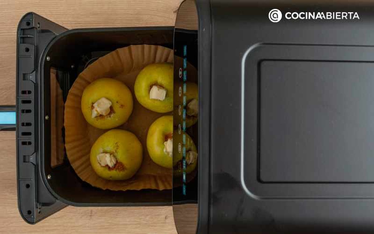 Asa las manzanas en una freidora de aire