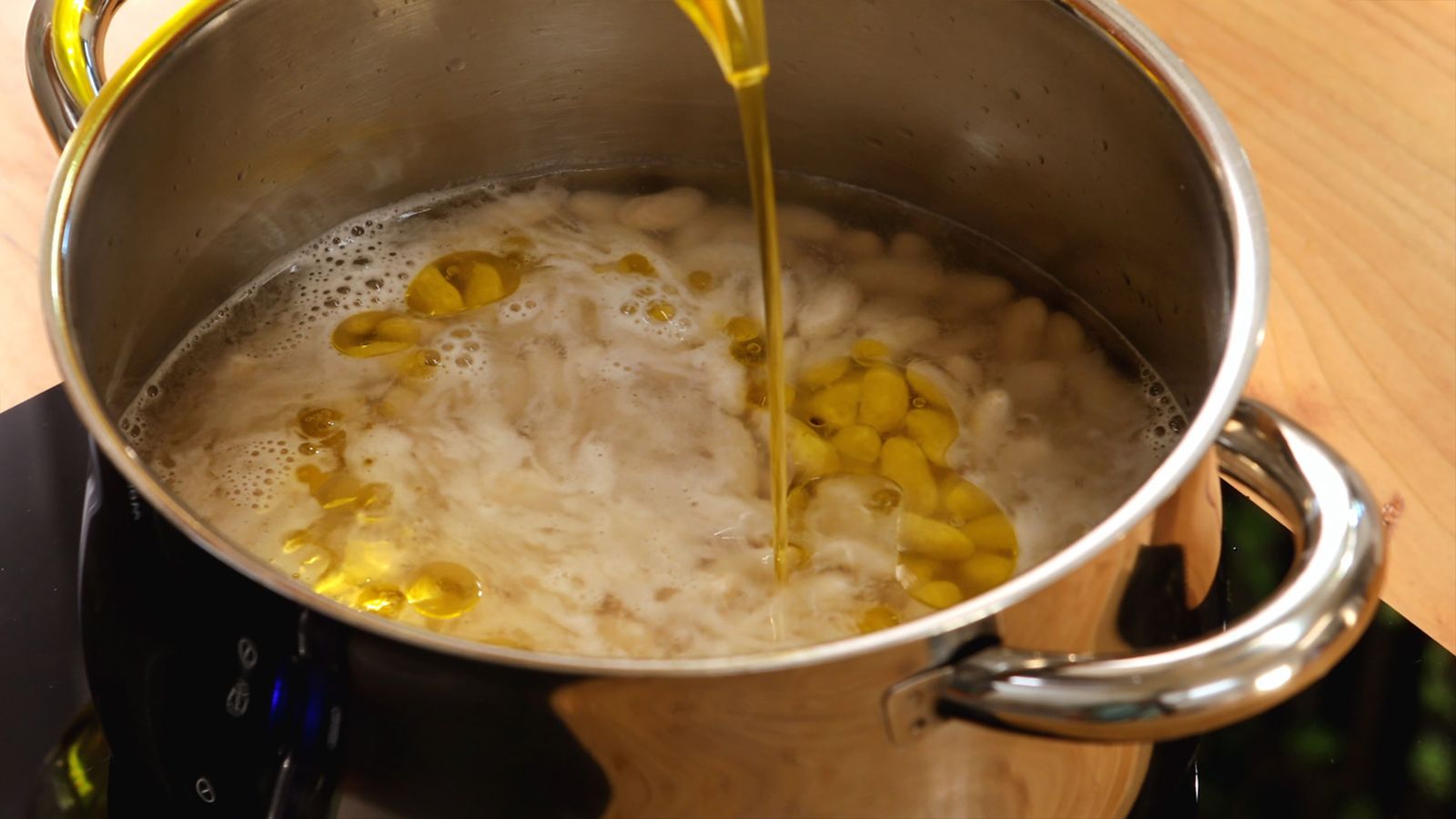 Cocinar las alubias con un toque de aceite les aporta sabor Cocinar las alubias con un toque de aceite les aporta sabor