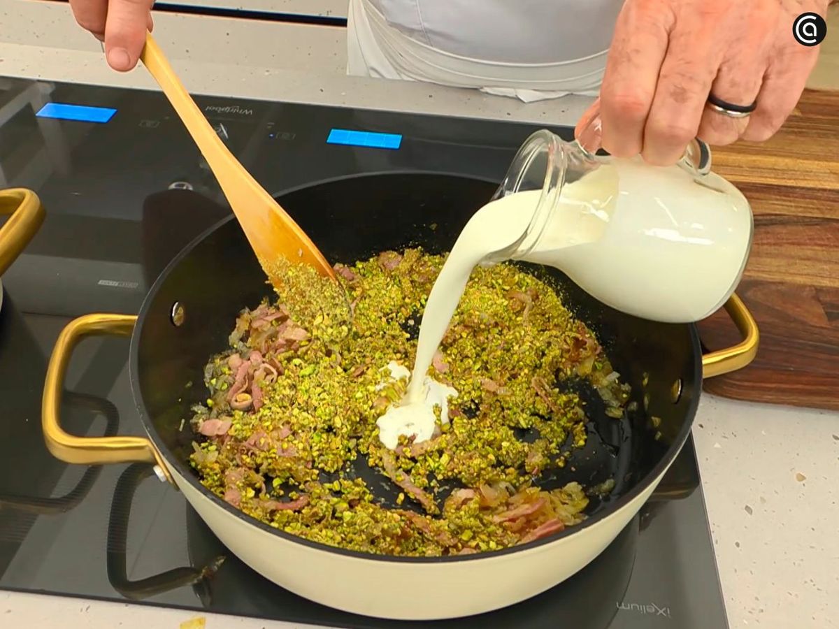 Prepara la salsa de pistachos para las espirales