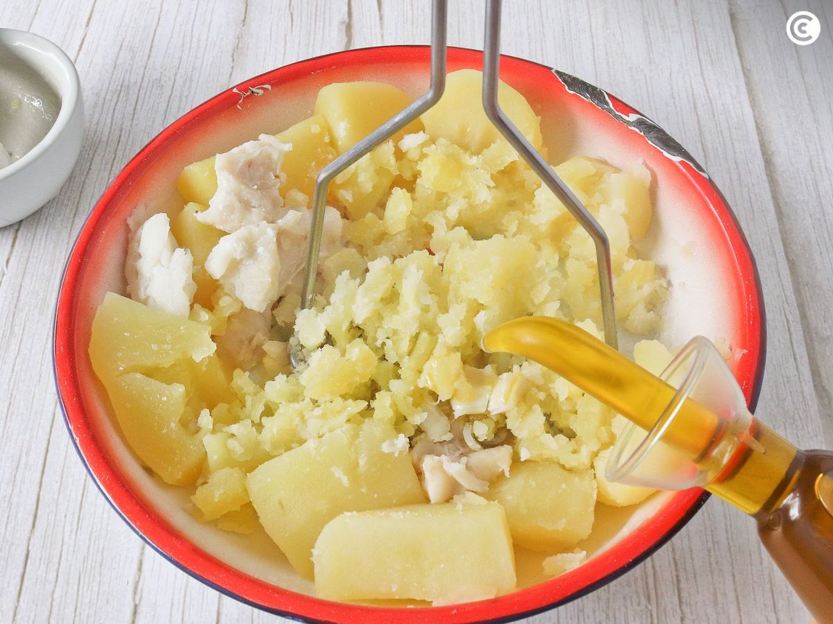 Triturar con el pasapurés los ingredientes del atascaburras