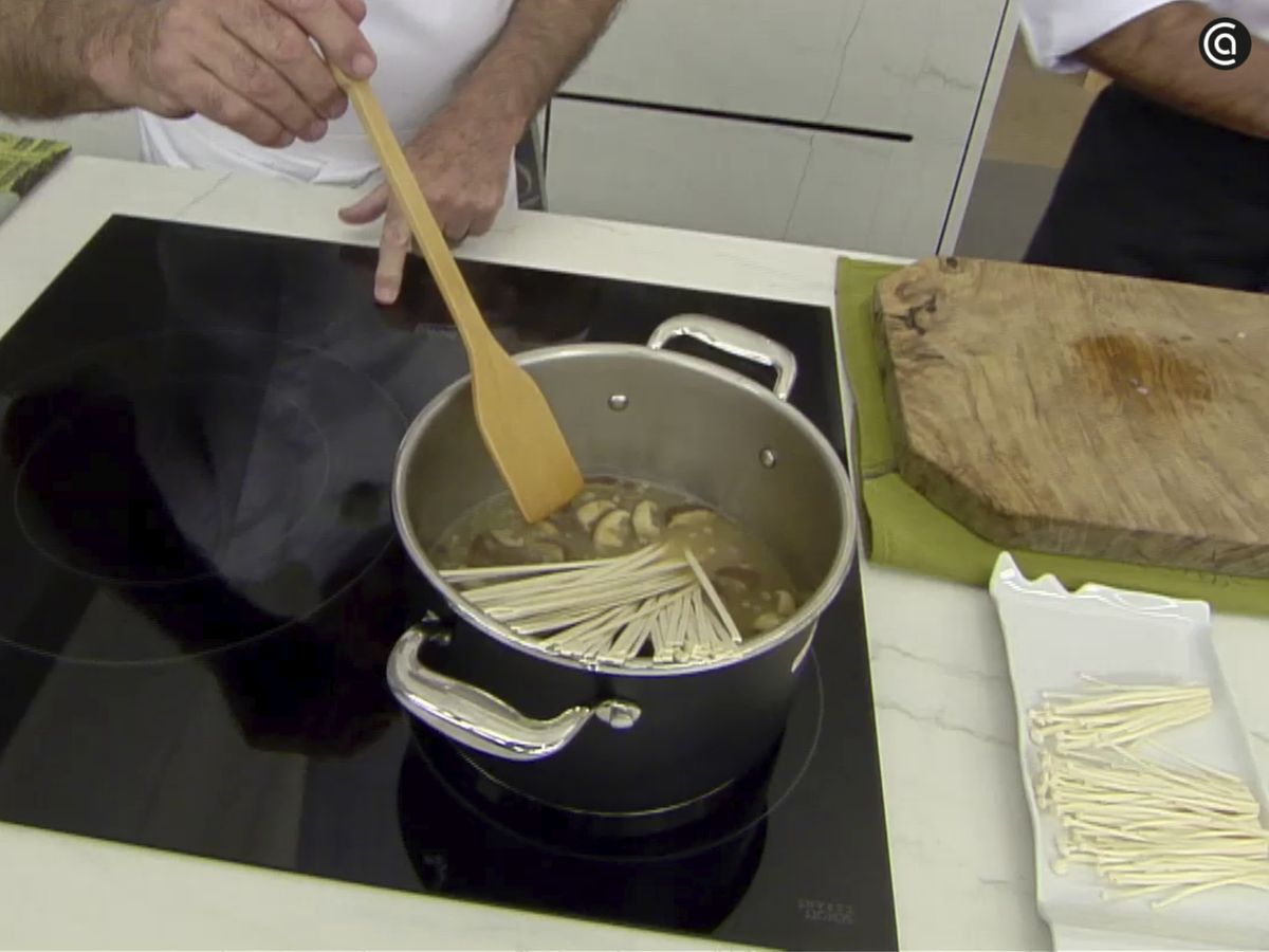 Añade los fideos udon y cuécelos durante 10 minutos