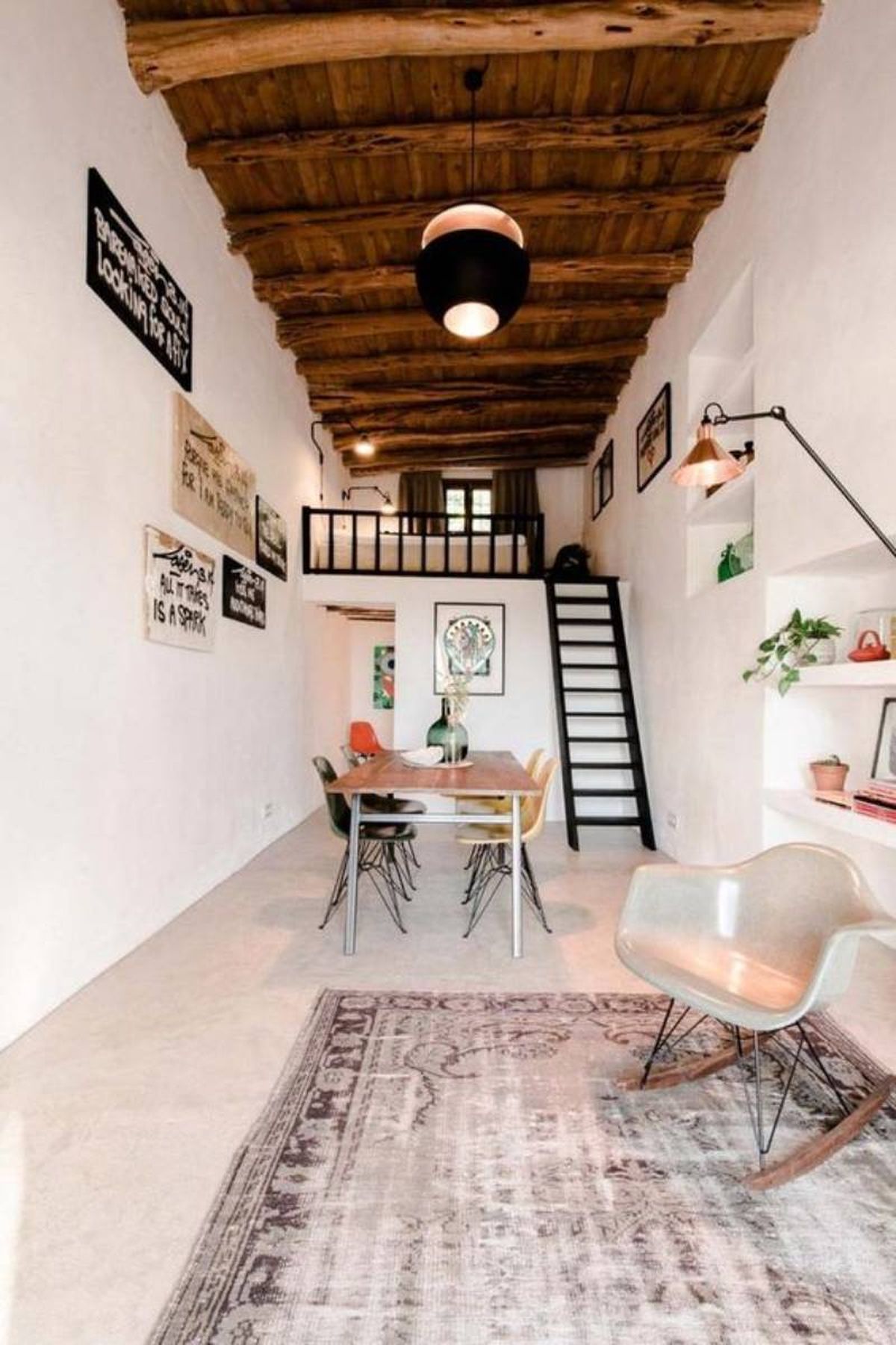 Loft de dos alturas de estilo rústico moderno.