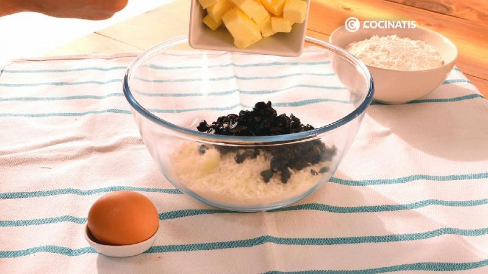 Mezcla los ingredientes hasta formar una masa Mezcla los ingredientes hasta formar una masa