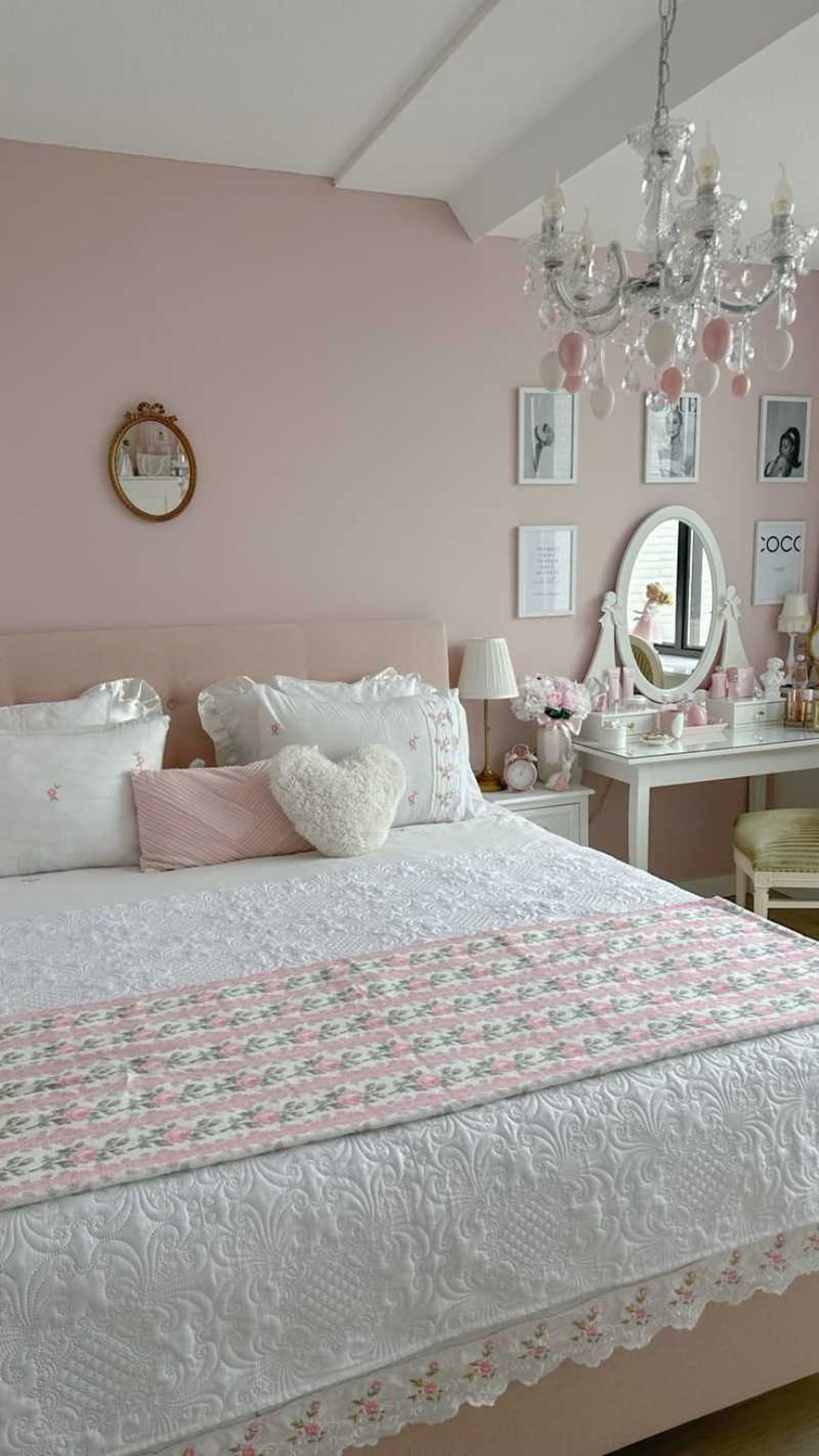 Dormitorio elegante con decoración coquette.