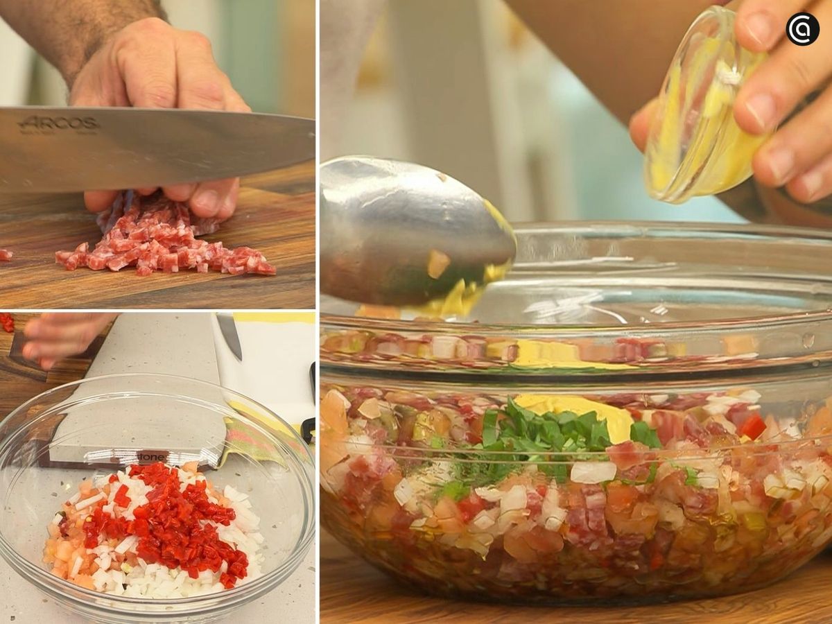 Mezcla el tomate con el resto de ingredientes y aliña
