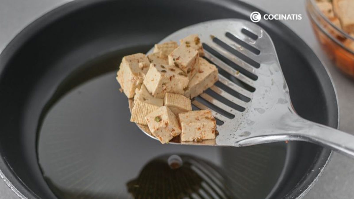 Freír el tofu marinado