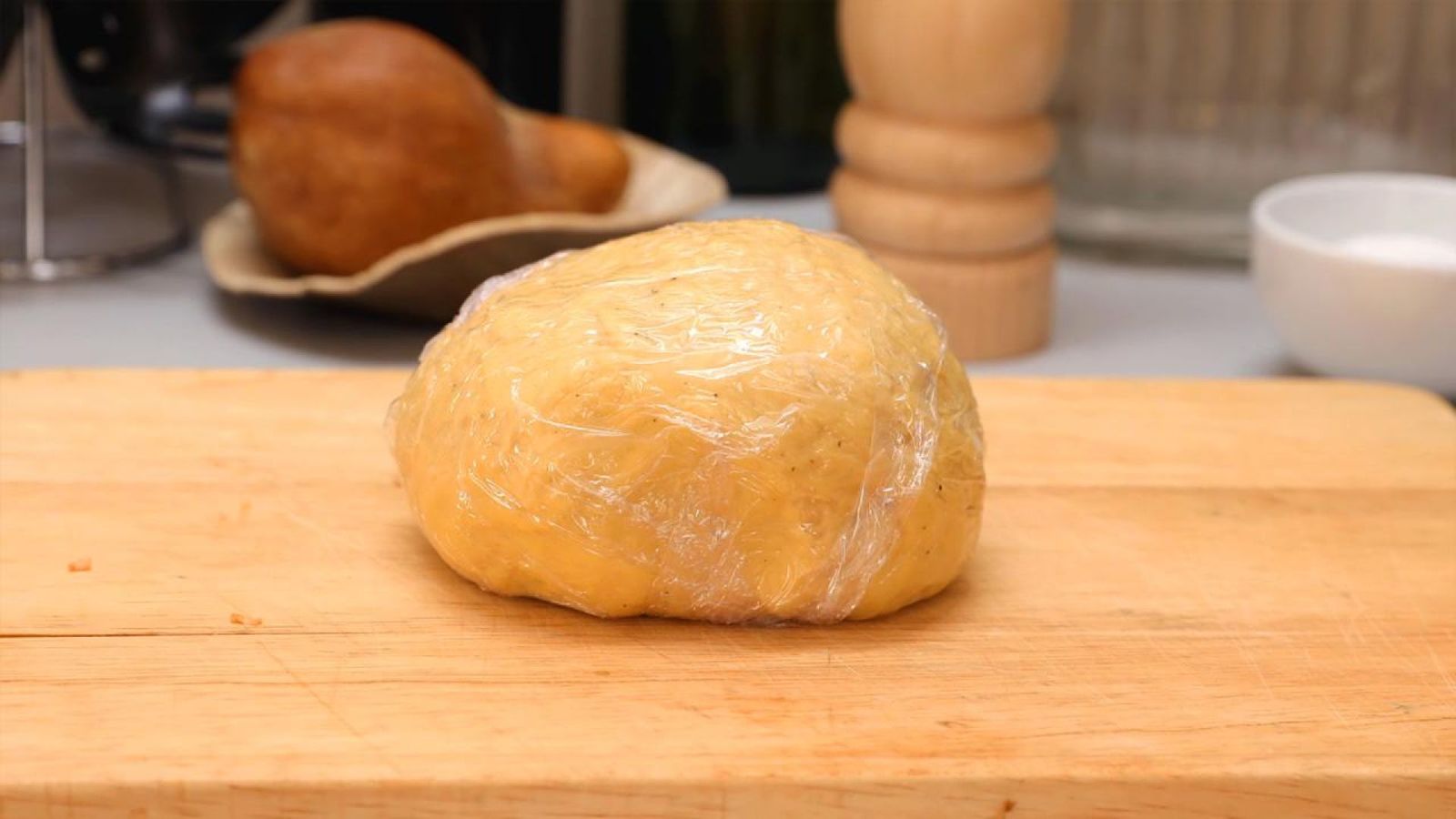 Envuelve la masa en papel film y deja reposar Cómo hacer pasta fresca Paso 2