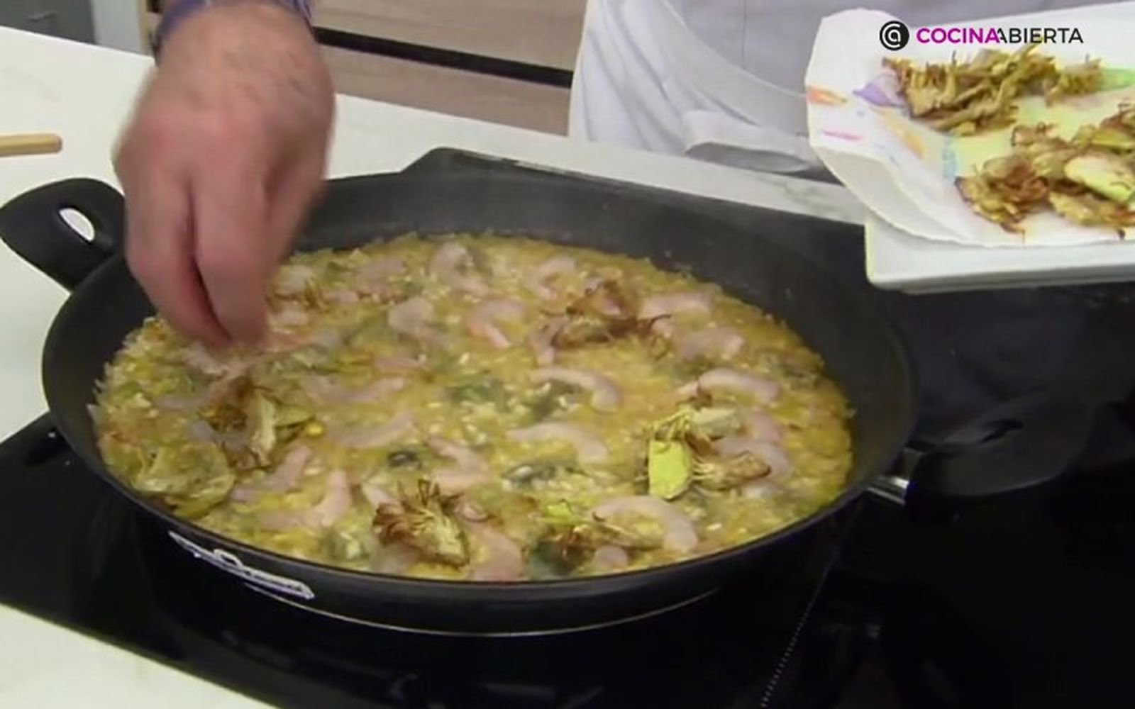 Decora el arroz con los chips de alcachofa Decora el arroz con los chips de alcachofa