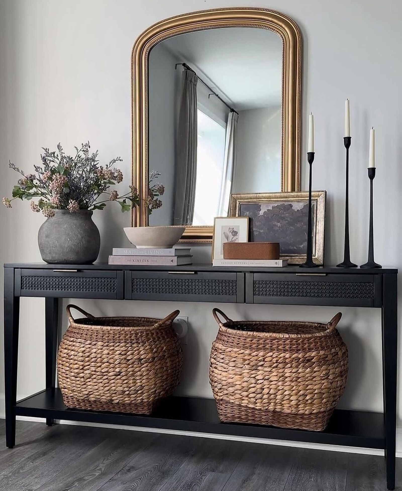 Recibidor con mueble de madera oscura decorado con flores. Recibidor con mueble de madera oscura decorado con flores.