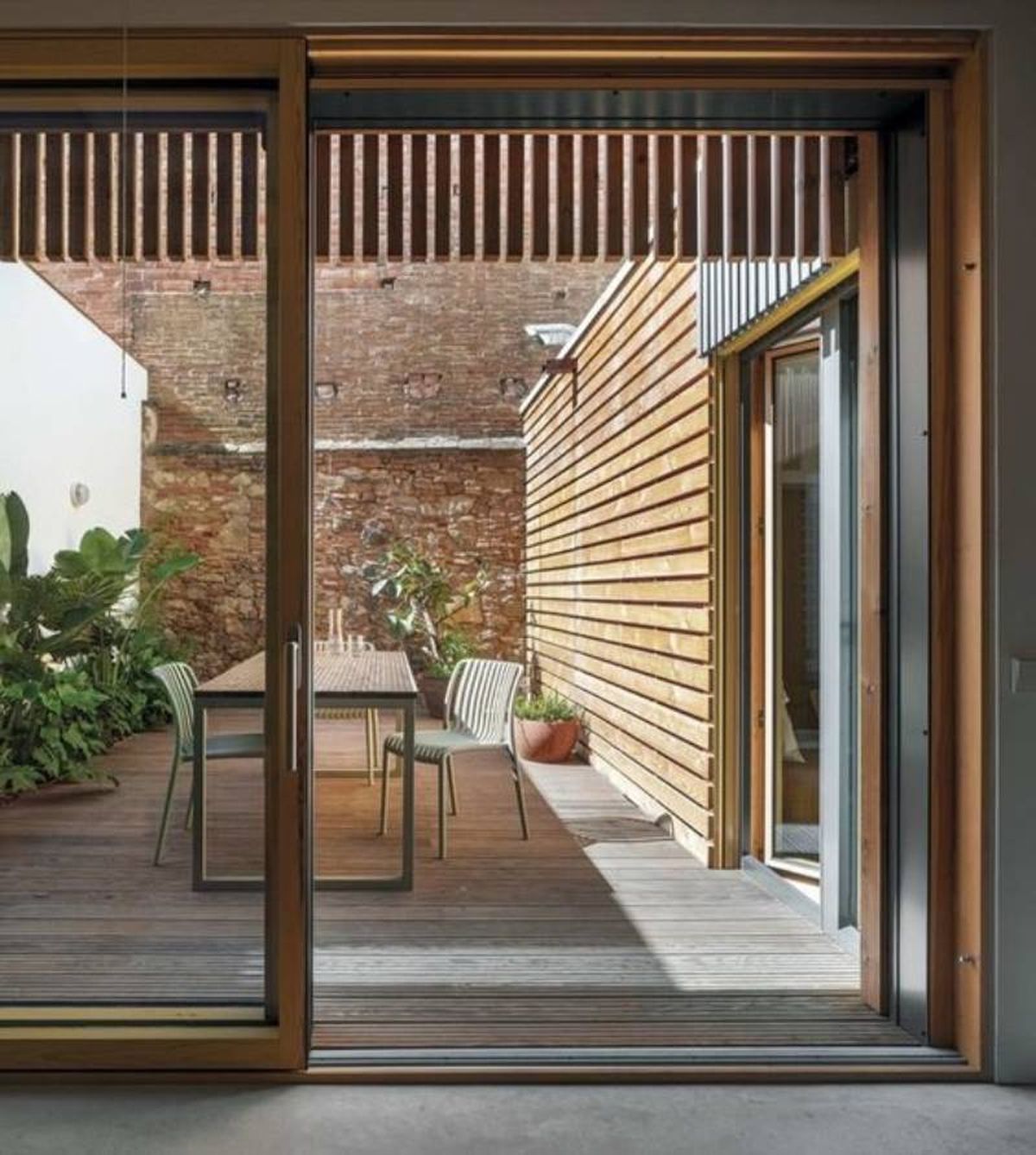 Patio exterior al aire libre de una casa entre medianeras.