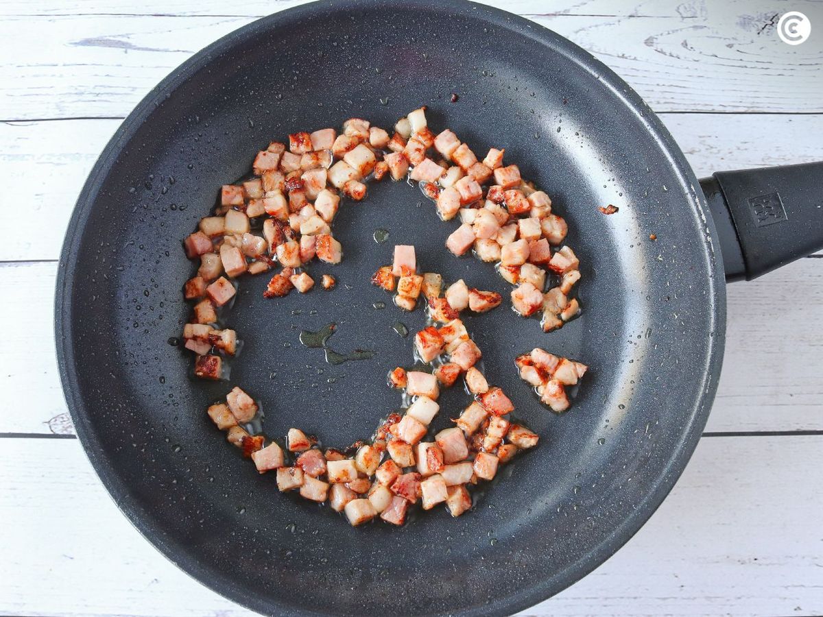 Dorar el bacon para hacer los garbanzos a la carbonara