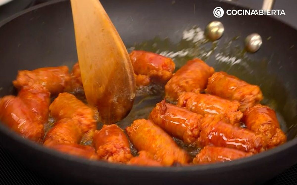 Fríe la chistorra con dos cucharadas de aceite