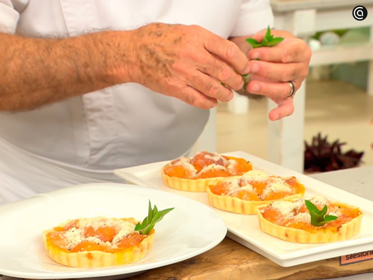 Decora las tartitas de albaricoque con hojas de menta