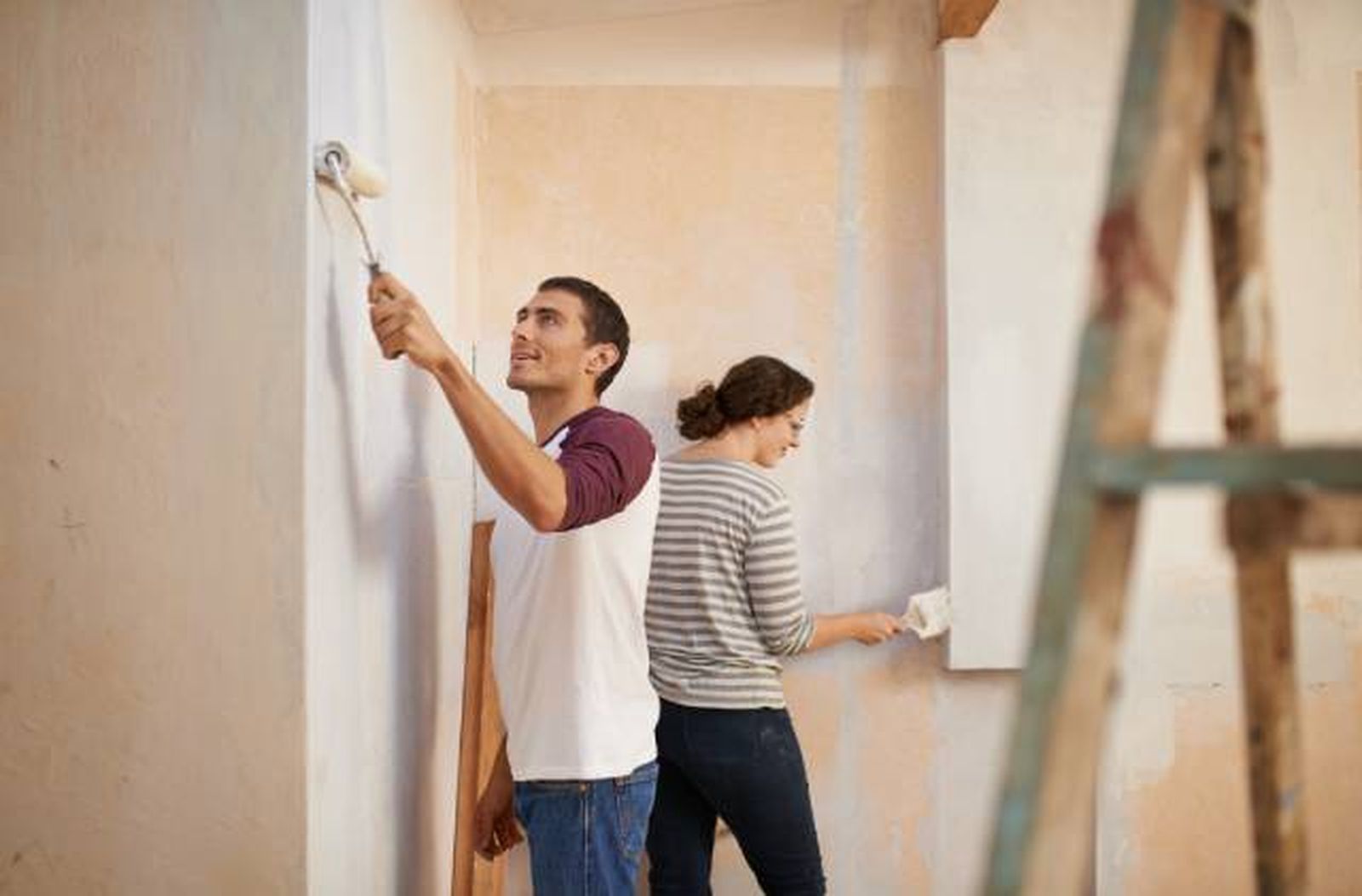 pareja pintando casa pareja pintando casa
