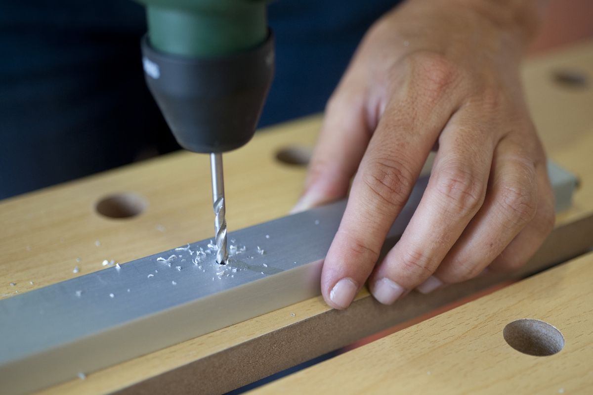 Bricomania 662 Fijar escritorio en la pared p4