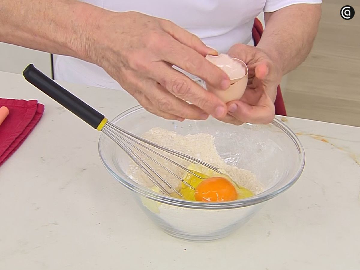 Prepara el relleno de la tarta frangipane mezclando bien los ingredientes