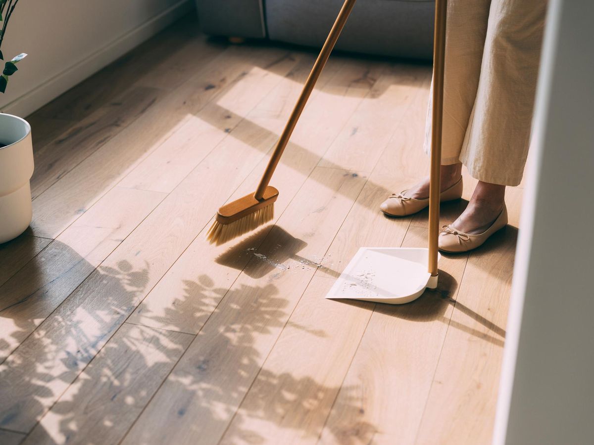 Barre el suelo de las zonas más transitadas para eliminar polvo y migas rápidamente.