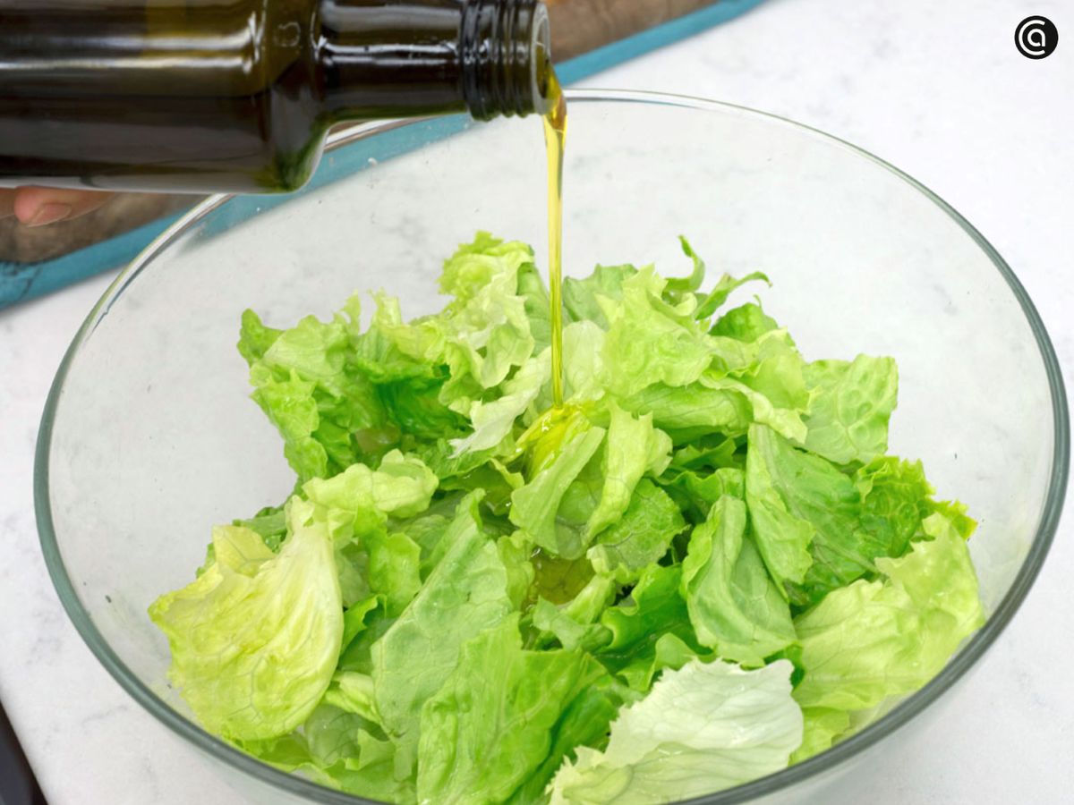Ensalada de lechuga y picos de pan: la guarnición clásica para el cazón en adobo