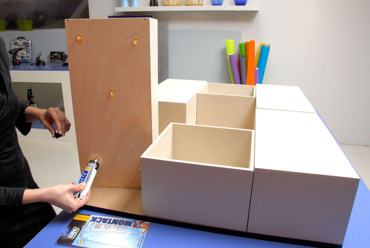 Mesa de centro decorada con la técnica collage paso 4