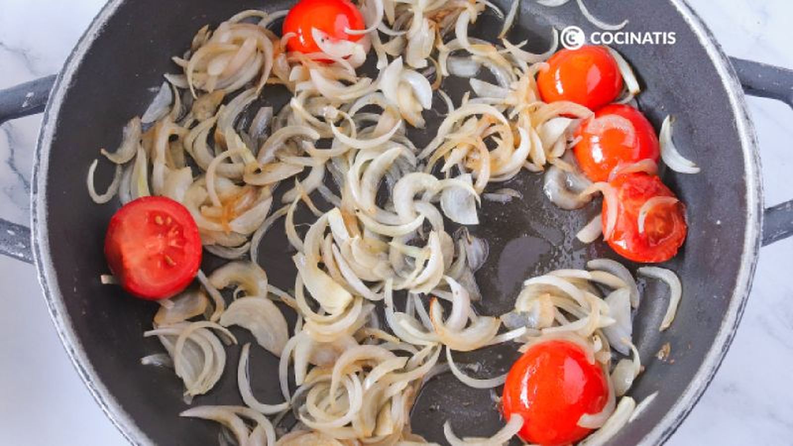 Sofreímos la cebolla en juliana con los tomates pequeños Sofreímos la cebolla en juliana con los tomates pequeños