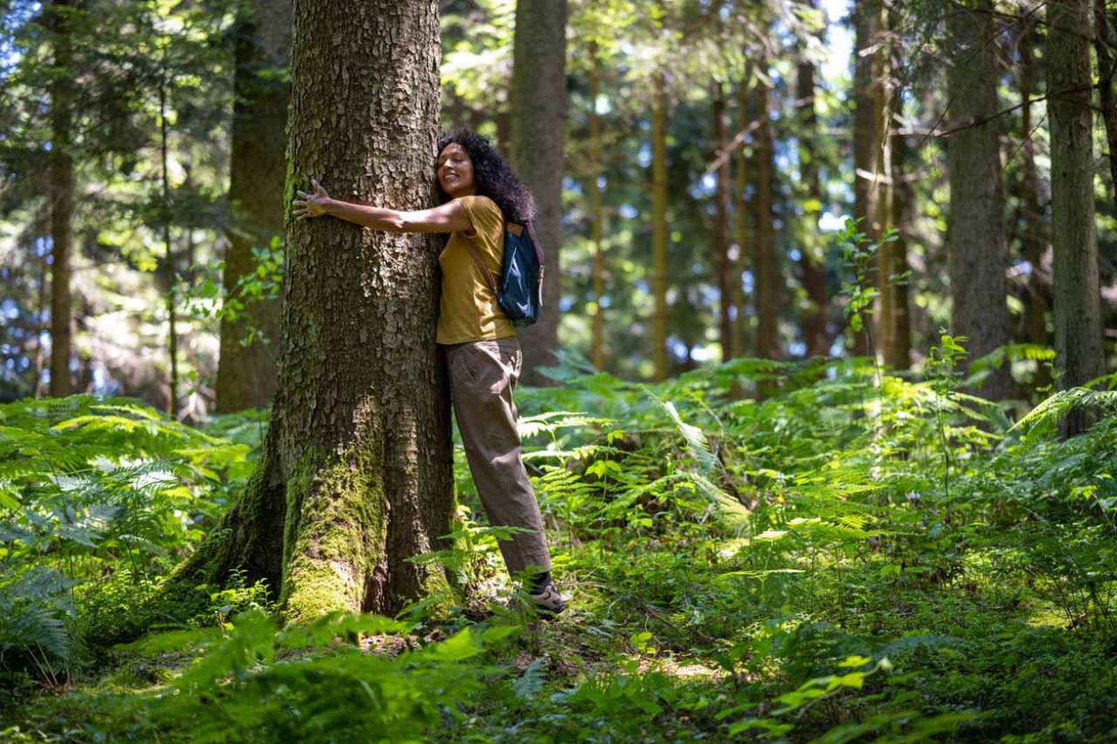 Mujer abrazando un árbol