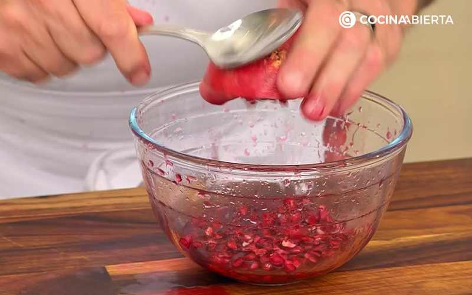 Desgrana la granada con una cuchara Desgrana la granada con una cuchara
