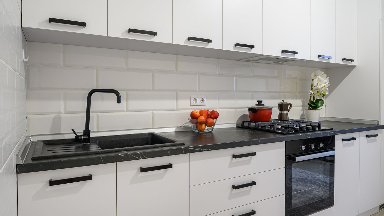 La grifería negra es perfecta para muebles blancos