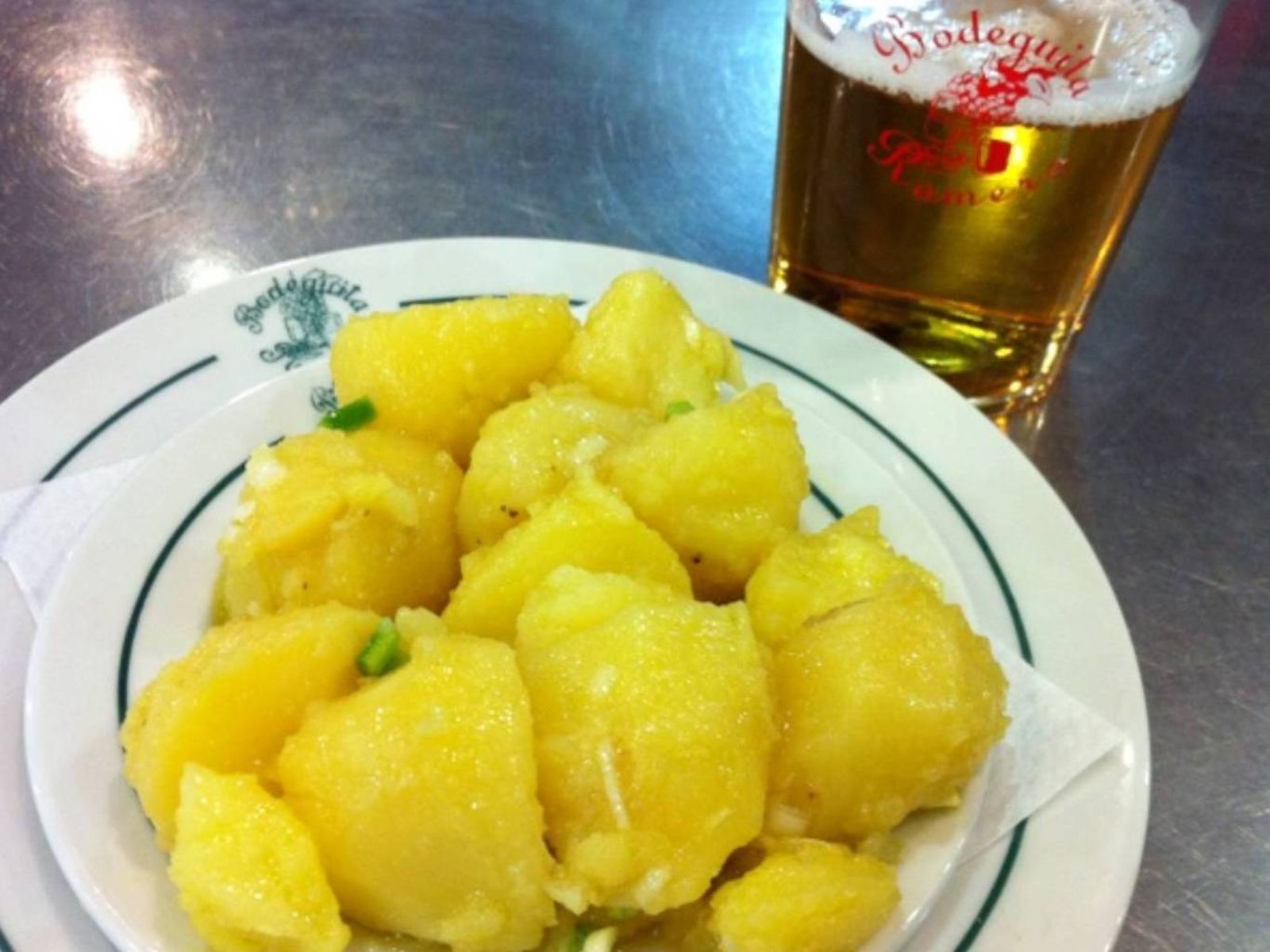 Las papas aliñás de la Bodeguita Romero son una institución en Sevilla. Las papas aliñás de la Bodeguita Romero son una institución en Sevilla.