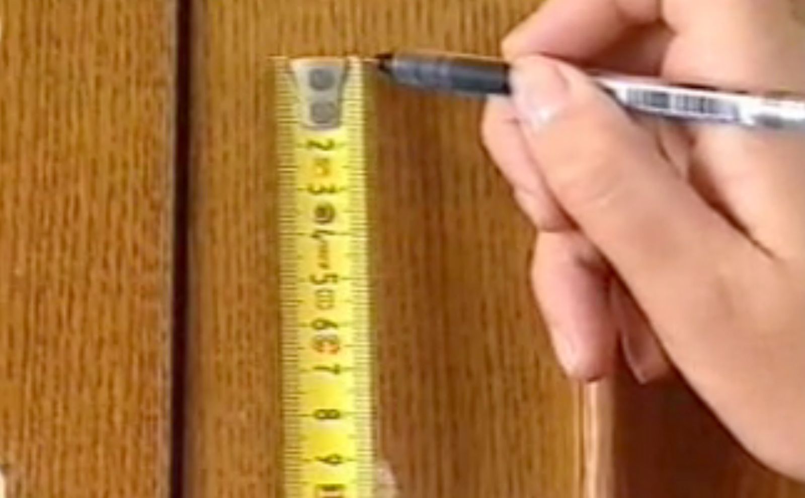 Cómo cambiar el pomo de un armario paso 7