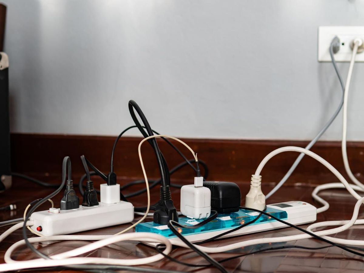 Los cables amontonados crean una sensación de desorden.