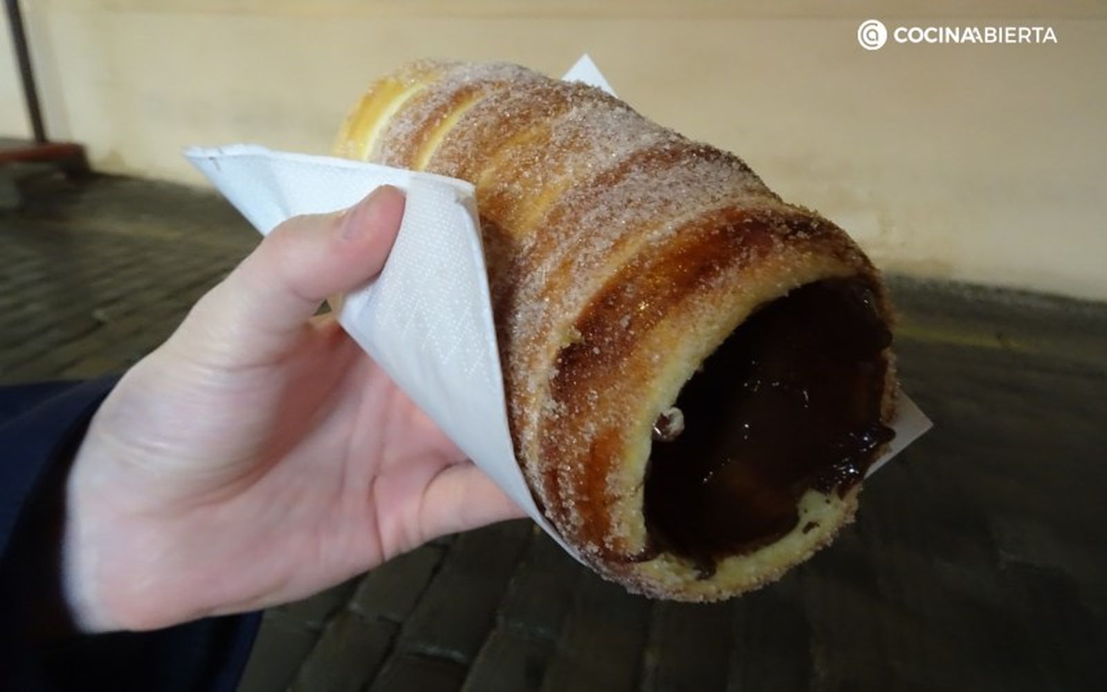 Lo mejor es comprar el trdelník en un puesto callejero y comerlo paseando