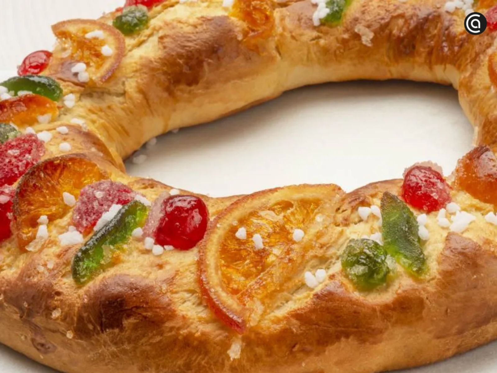 El roscón de Reyes tradicional, imprescindible en cualquier mesa festiva para completar un menú de Reyes perfecto.