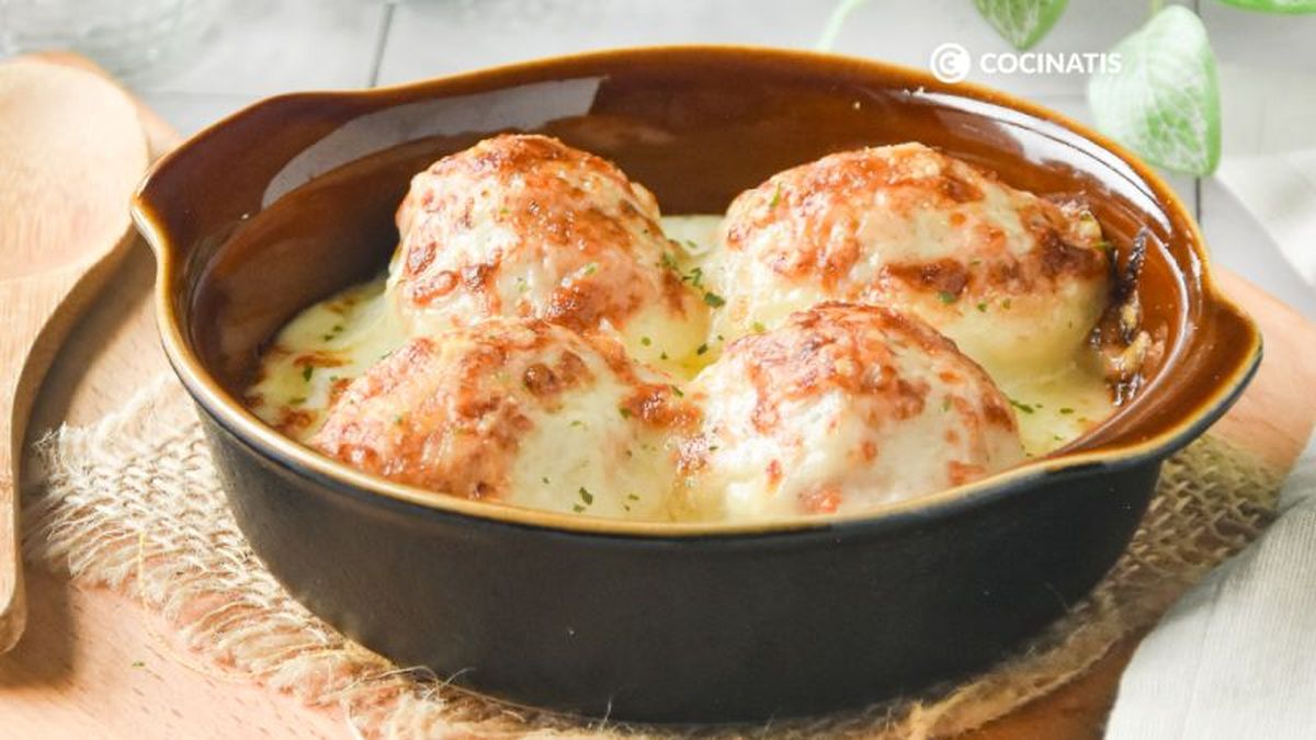Huevos rellenos gratinados con bechamel