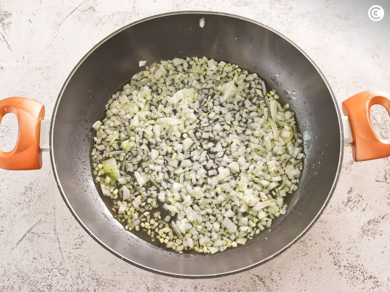 Sofrito de cebolla y ajo para gnocchi alla sorrentina Sofrito de cebolla y ajo para gnocchi alla sorrentina