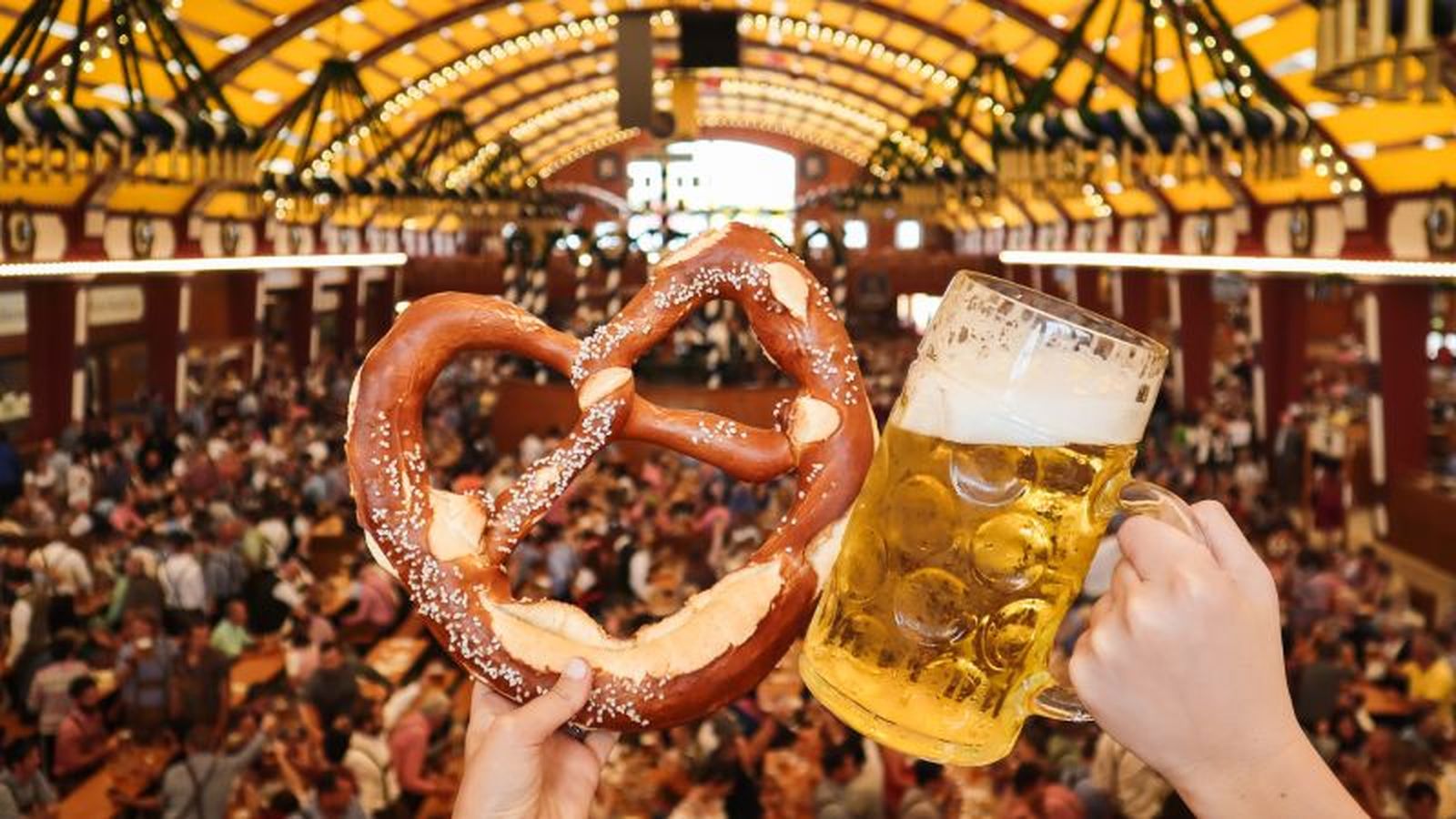 Cerveza y Pretzels en el Oktoberfest de Múnich Cerveza y Pretzels en el Oktoberfest de Múnich