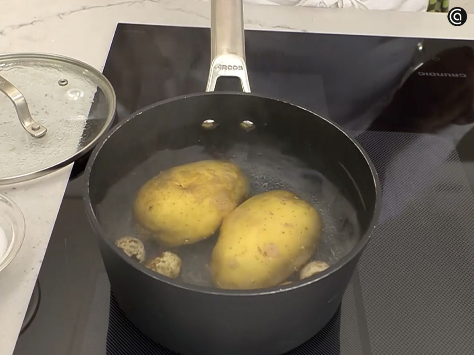 Los huevos de codorniz se cuecen en cuatro minutos desde que el agua hierve.