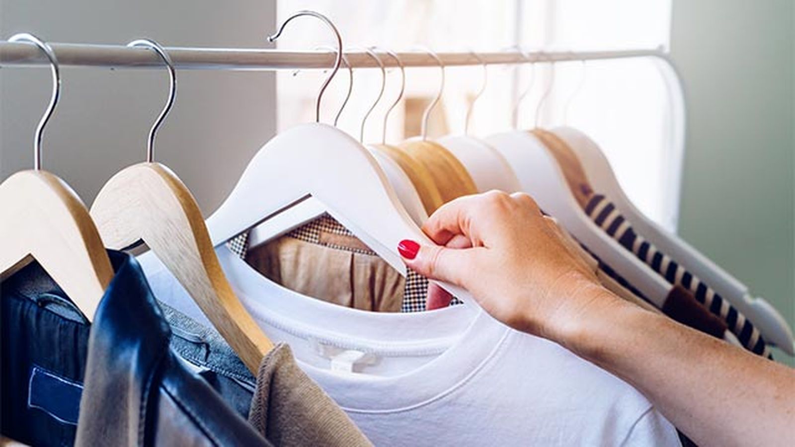 Ropa colgada en perchas