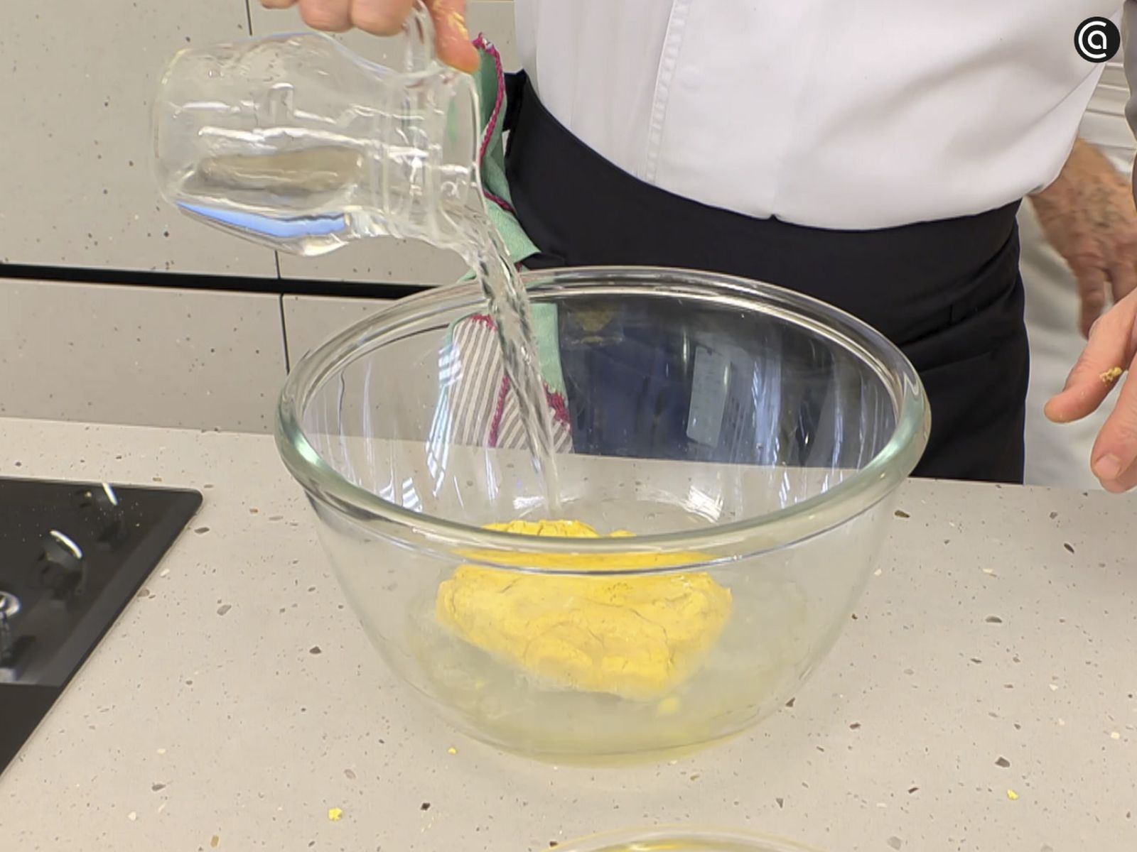 Añade agua a la premasa