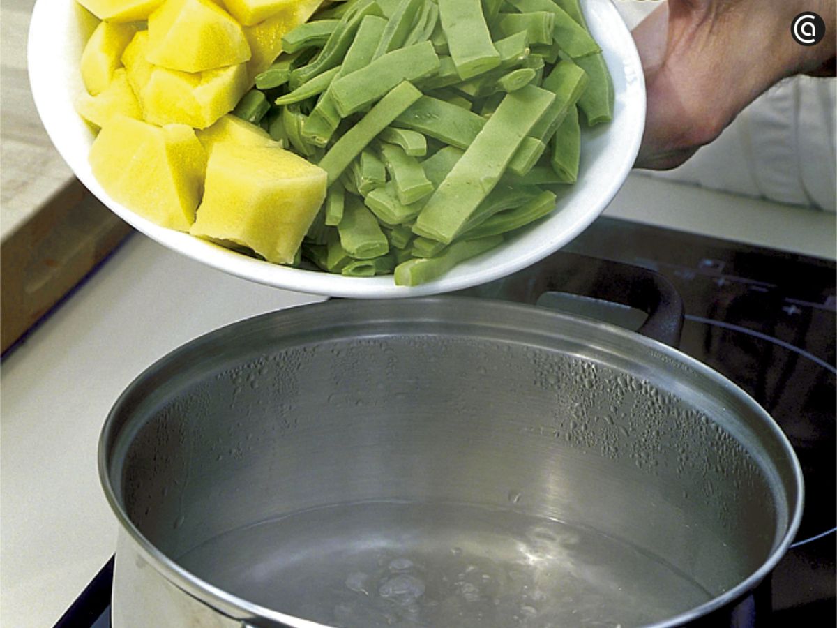 Cuece las judías y las patatas en una cazuela con agua hirviendo